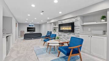 Casa (3 Bedrooms) | Sala de estar | TV, lareira, pebolim, mesa de pingue-pongue