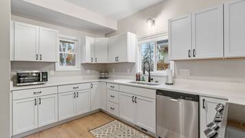 House (3 Bedrooms) | Private kitchen | Microwave, oven, stovetop, dishwasher