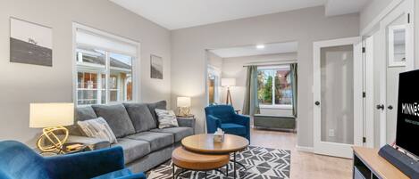 Huis (3 Bedrooms) | Woonruimte | Televisie, een videogameconsole en een tafeltennistafel