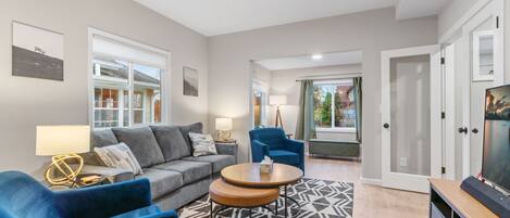 Talo (3 Bedrooms) | Olohuone | Televisio, videopelikonsoli, pöytätennispöytä