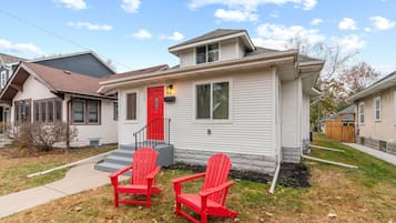 House (3 Bedrooms) | Exterior