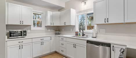 House (3 Bedrooms) | Private kitchen | Microwave, oven, stovetop, dishwasher