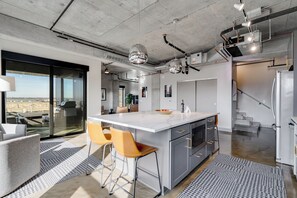 Apartment (1 Bedroom) | Private kitchen | Microwave, oven, stovetop, dishwasher - Sable 701 - Luxury Two Story Loft (Minneapolis)
