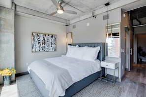 Apartamento (1 Bedroom) | 1 quarto, espaço de trabalho para notebook, roupa de cama