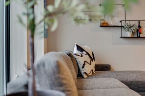 Căn hộ (0 Bedroom) | Phòng khách | TV 