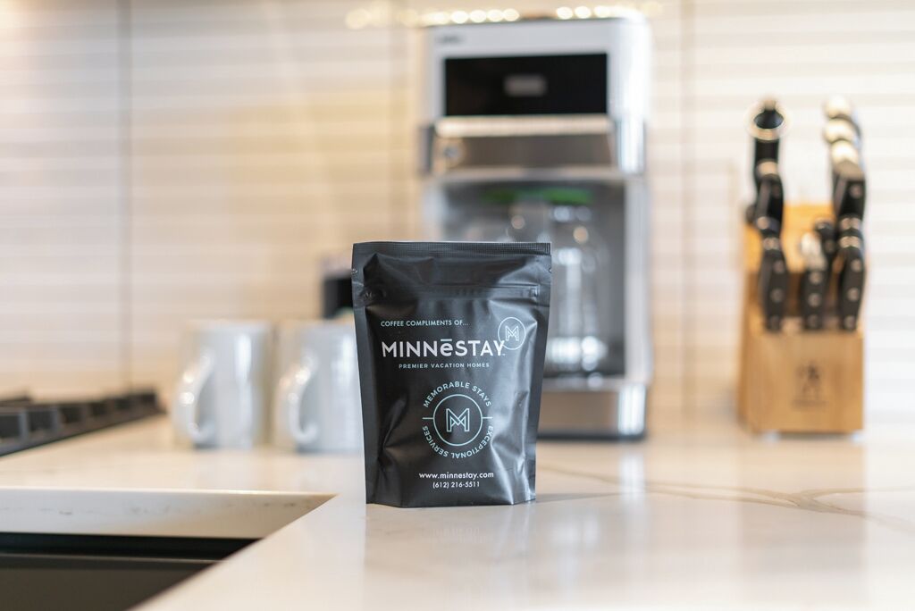 Eine Packung schwarzer Kaffee mit dem Aufdruck „MINNESOTA“ auf einer Küchenarbeitsplatte.