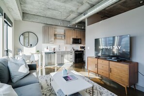 Appartement (1 Bedroom) | Woonkamer | Een televisie