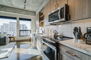 Appartement (1 Bedroom) | Cuisine privée | Micro-ondes, four, plaque de cuisson, lave-vaisselle