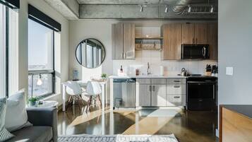 Appartement (1 Bedroom) | Cuisine privée | Micro-ondes, four, plaque de cuisson, lave-vaisselle