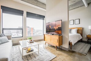 Appartement (0 Bedroom) | Woonkamer | Een televisie