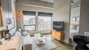 Apartment (0 Bedroom) | Wohnzimmer | Fernseher