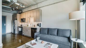 Apartment (0 Bedroom) | Living room | TV