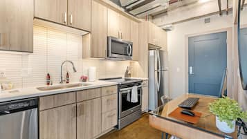 Apartment (0 Bedroom) | Private kitchen | Microwave, oven, stovetop, dishwasher
