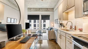 Apartamento (0 Bedroom) | Cocina privada | Microondas, horno, placa de cocina y lavavajillas