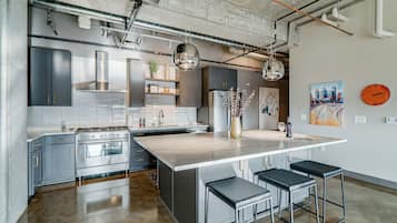 Apartment (2 Bedrooms) | Private kitchen | Microwave, oven, stovetop, dishwasher