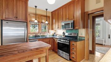 Rumah (3 Bedrooms) | Dapur pribadi | Microwave, oven, kompor, dan mesin pencuci piring