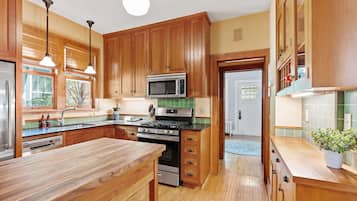 House (3 Bedrooms) | Private kitchen | Microwave, oven, stovetop, dishwasher
