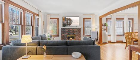 Maison (3 Bedrooms) | Salle de séjour | Télévision