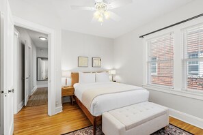 Hus (3 Bedrooms) | 3 soverom, skrivebord for bærbar PC, strykejern/-brett og sengetøy