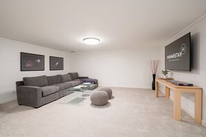 House (5 Bedrooms) | Living area