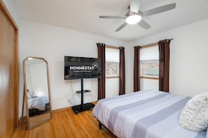 5 bedrooms, laptop workspace, bed sheets