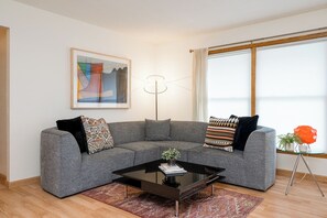 House (5 Bedrooms) | Living area