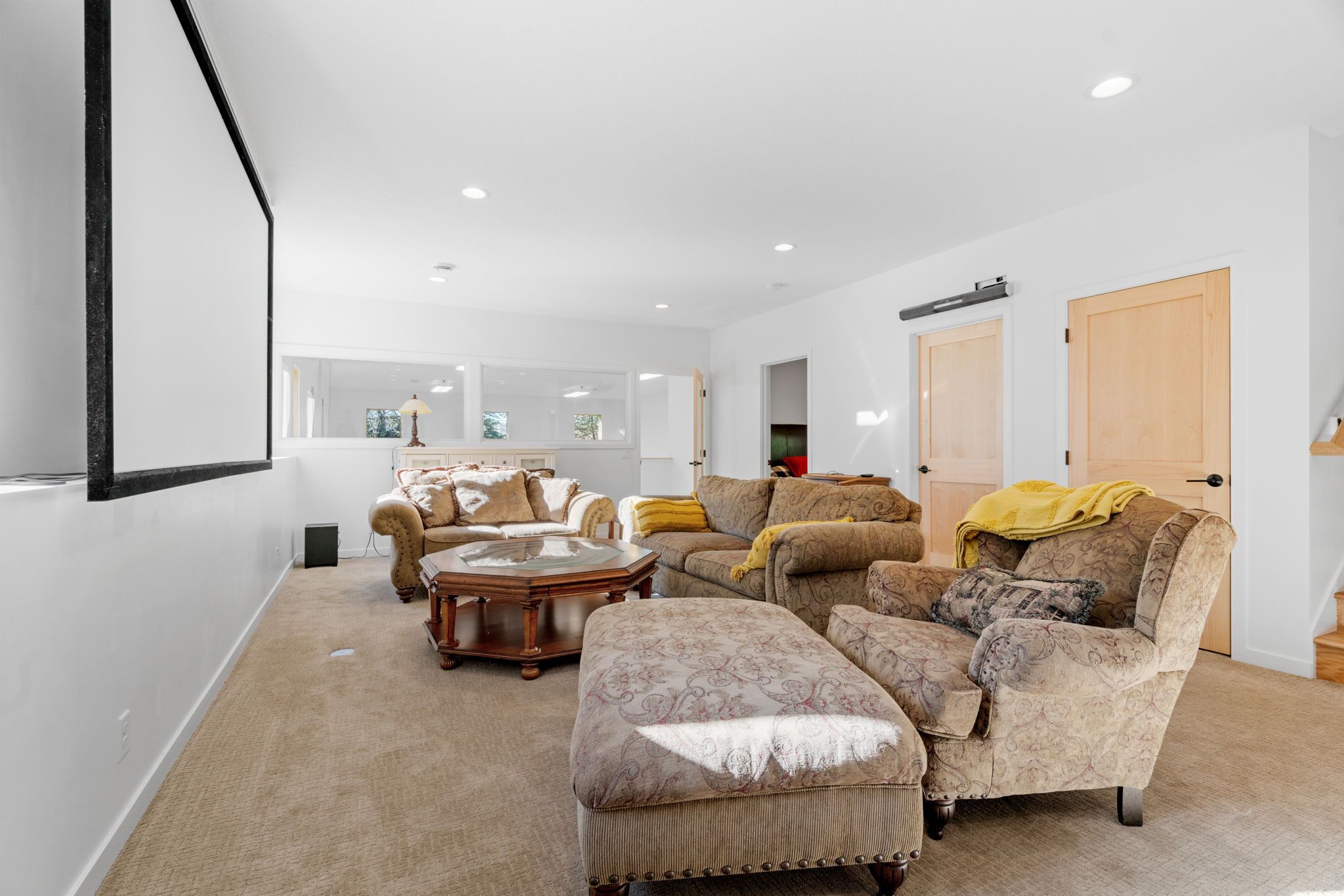 Biệt thự (4 Bedrooms) | Phòng khách | TV, sách 