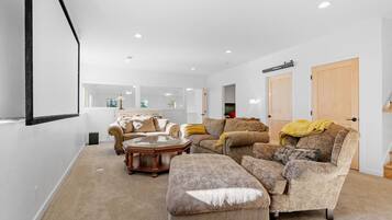 Biệt thự (4 Bedrooms) | Phòng khách | TV, sách