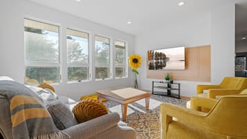 Villa (4 Bedrooms) | Living room | TV, books