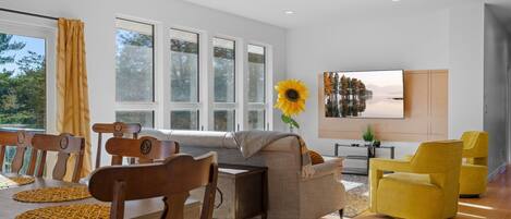 Villa (4 Bedrooms) | Living room | TV, books