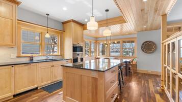 Maison (5 Bedrooms) | Cuisine privée | Micro-ondes, four, plaque de cuisson, lave-vaisselle