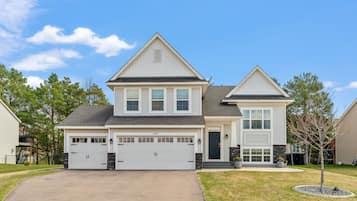 House (5 Bedrooms) | Front of property