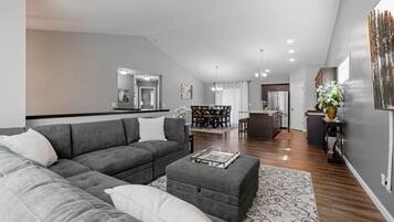 House (5 Bedrooms) | Living room | TV