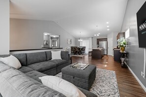 House (5 Bedrooms) | Living room | TV - Savanna Grove (Blaine)