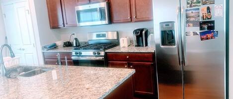 Microondas, horno, parrilla de estufa y lavavajillas