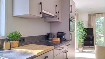 Een koelkast, een kookplaat, een vaatwasser