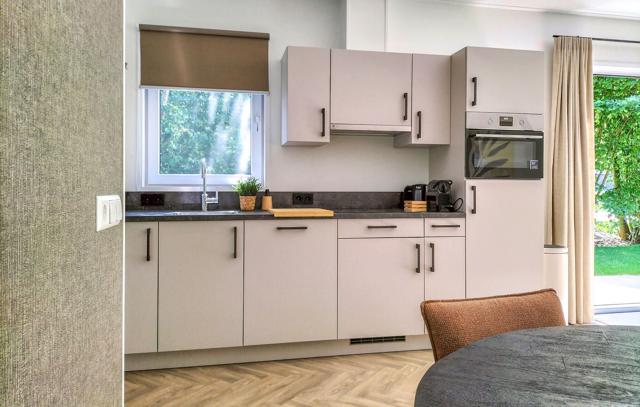 Een koelkast, een kookplaat, een vaatwasser