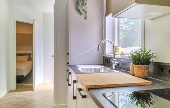 Refrigerador, parrilla de estufa, lavavajillas y cafetera y tetera 