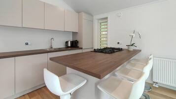 Fridge, oven, stovetop, dishwasher