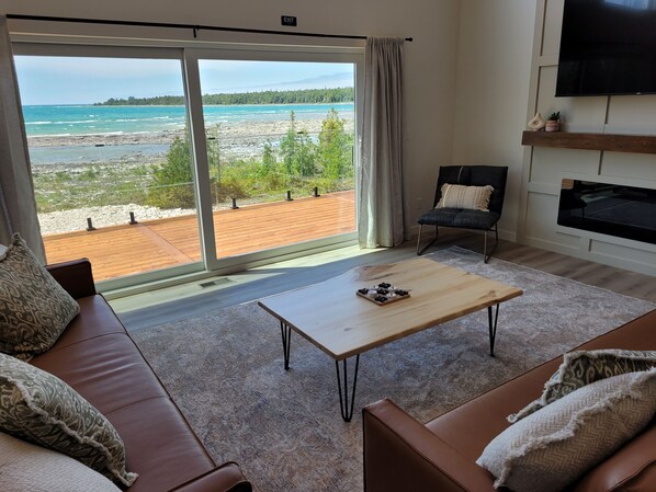 Smart-TV, Kamin, Videospiele, Tischfußball