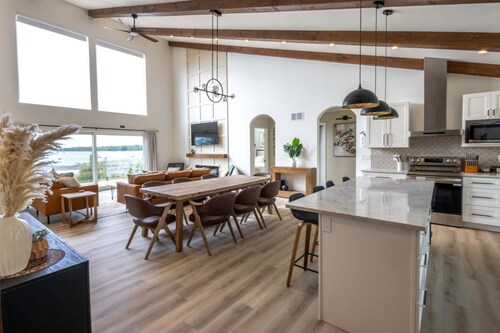 Azure Vista: Lakefront | Game room | Hot tub