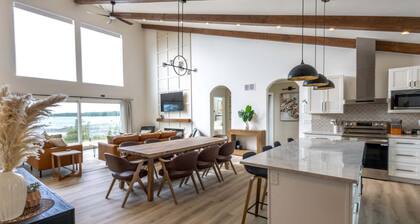 Azure Vista: Lakefront | Game room | Hot tub