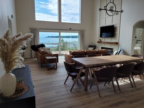 Smart-TV, Kamin, Videospiele, Tischfußball