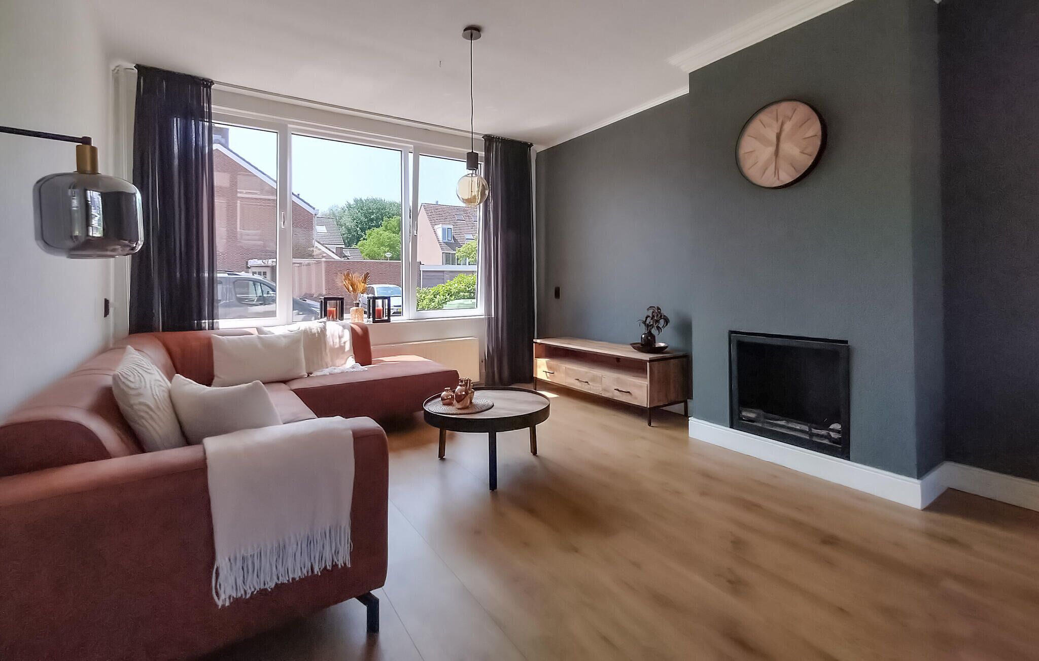 Een smart-tv en een open haard