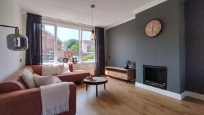 Una sala de estar moderna con un sofá, una mesa de centro y una chimenea.
