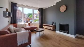 Een smart-tv en een open haard