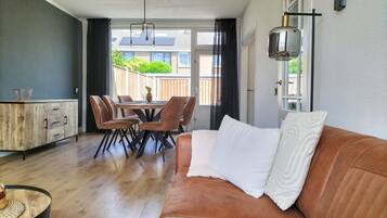 Een smart-tv en een open haard