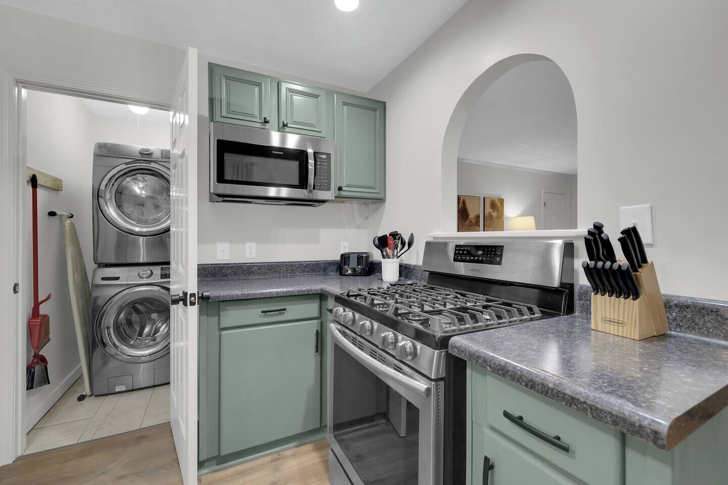 雪櫃、微波爐、焗爐、爐具