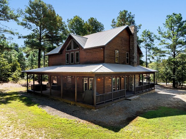 Exterior - Create Unforgettable Family Memories at Life Is Beautiful. Endless Fun, Hot Tub (Broken Bow)