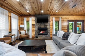 Fernseher, Kamin, Tischfußball